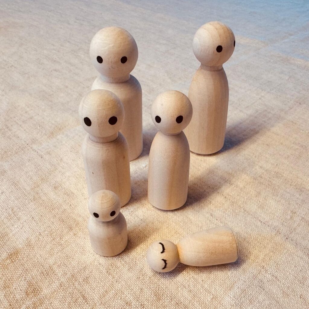 Werken met houten poppetjes. Helma de Wit. Familie opstellingen. 1 op 1 sessies. Alkmaar. Thema. Inzicht. Rust.